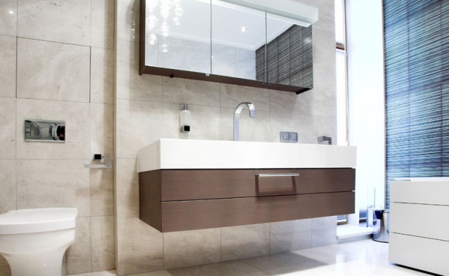 Bathroom with Mirror and pan